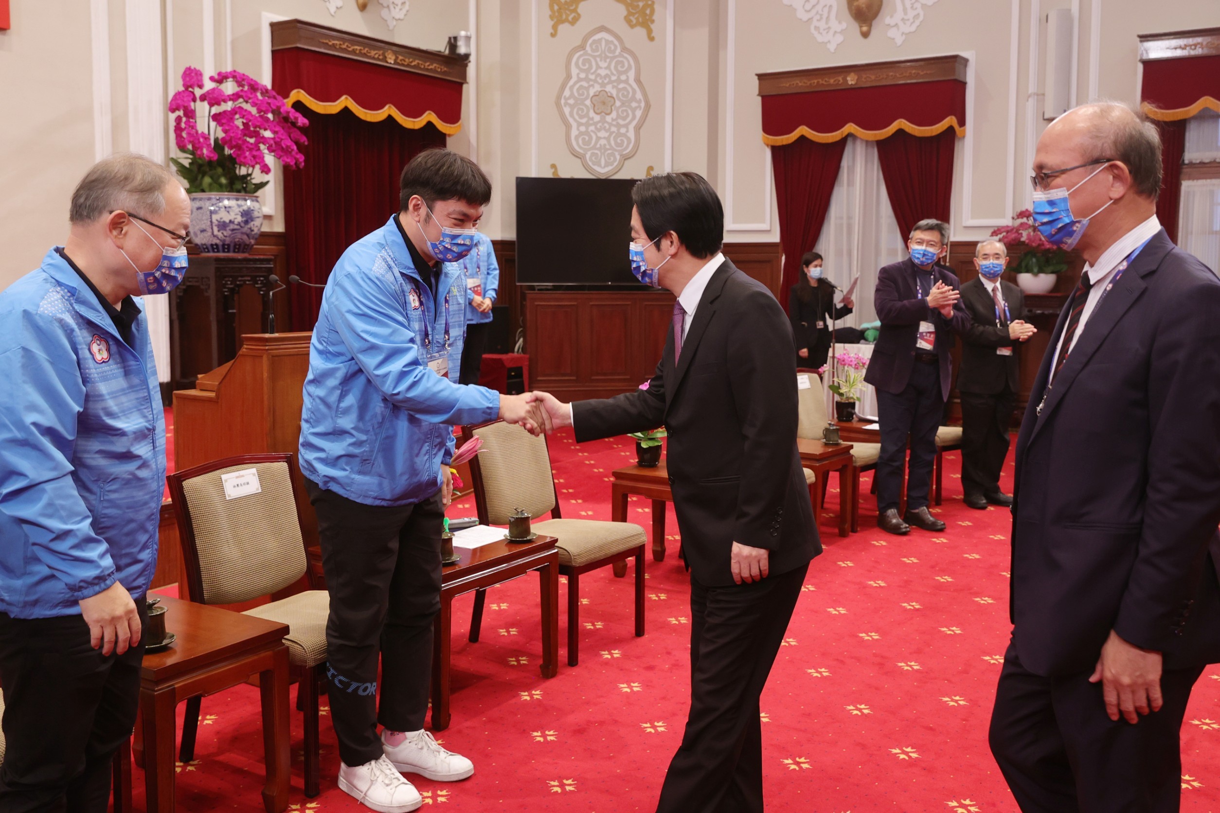 (圖)Vice President William Lai (2nd right) receiving Taiwan’s Deaflympics 2022 delegation and greeting delegation leader Lin Chao-ying (2nd left). (provided by the Office of the President)